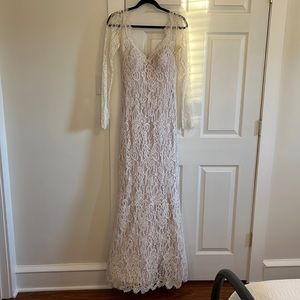 Elegant White Lace Long-Sleeve Wedding Dress
